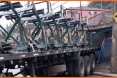 Por pouco carreta não invade casa no bairro Areia Preta